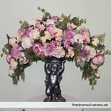 Цветочная композиция Лиловый каскад с кашпо Ангел